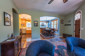Smart TV, fireplace - Downtown Craftsman Style home is Colorful and Comfy, Walk to Everything! (Paso Robles)