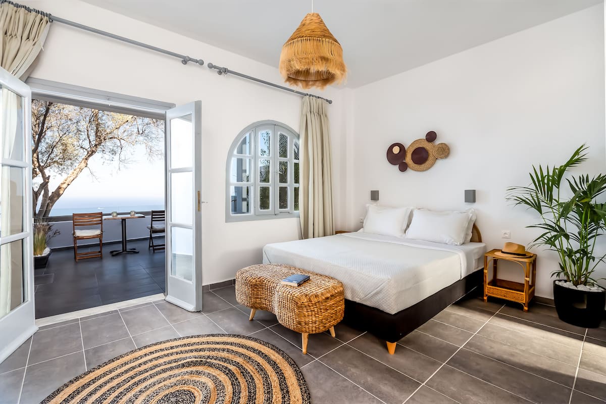 Deluxe Suite with Sea View and Jetted Tub | In-room safe, free WiFi