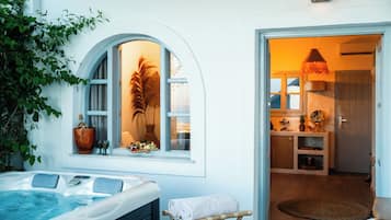 Deluxe Suite with Sea View and Jetted Tub | Caja fuerte y wifi gratis