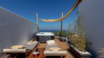 Junior Suite with Sea View and Jetted Tub | In-room safe, free WiFi