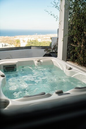 Deluxe Suite with Sea View and Jetted Tub