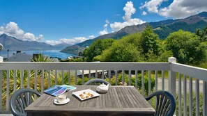 Outdoor dining - Windsor Place Views of Lake Wakatipu (Queenstown)