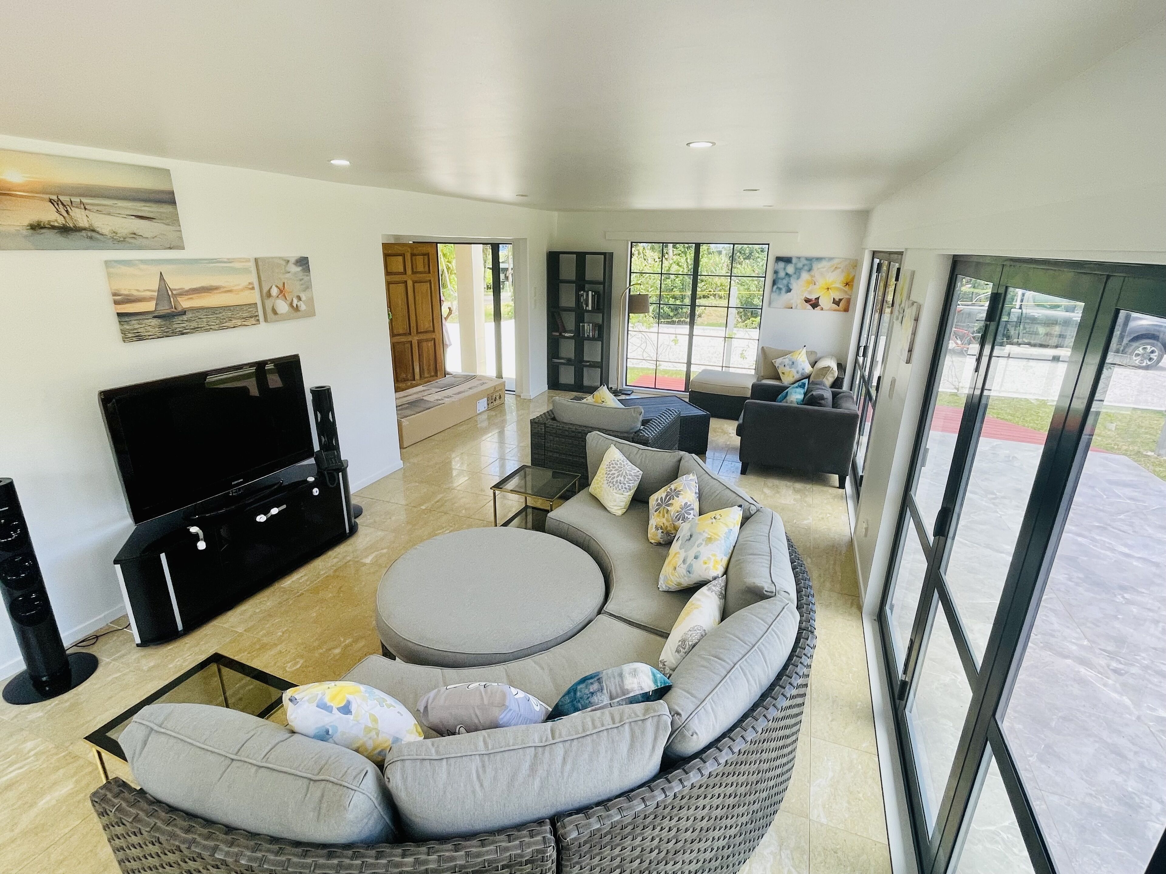 Familiehus (Red Hibiscus House) | Oppholdsområde | Flatskjerm-TV