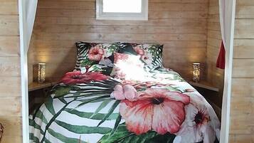 Red Hibiscus Villa 1 | Free WiFi, bed sheets