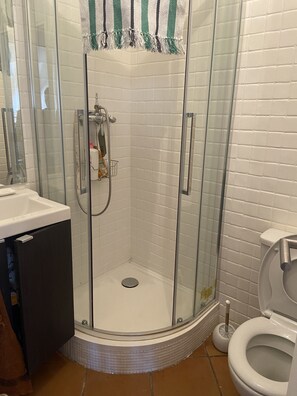 Dusche, Handtücher, Seife, Shampoo