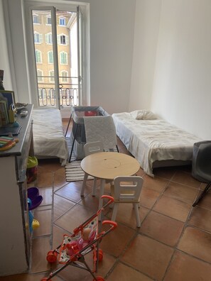 3 slaapkamers, een bureau, wifi, beddengoed