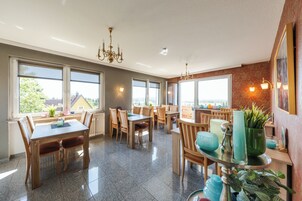 Café da manhã com buffet grátis todos os dias