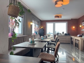 Café da manhã com buffet grátis todos os dias