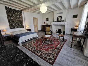 2 habitaciones, escritorio y tabla de planchar con plancha