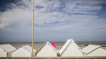 Plage à proximité, sable blanc, cabines gratuites, chaises longues