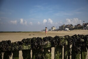Beach nearby, white sand, free beach cabanas, sun loungers