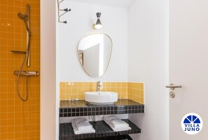 50s Design Room, 1 Queen Bed, Non-Smoking | Premium bedding, individually decorated, individually furnished, desk - Villa Juno (Saint-Aubin-sur-Mer)