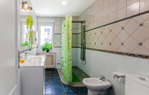 Combined shower/tub - 4 bedroom awesome home in Chantada (Chantada)