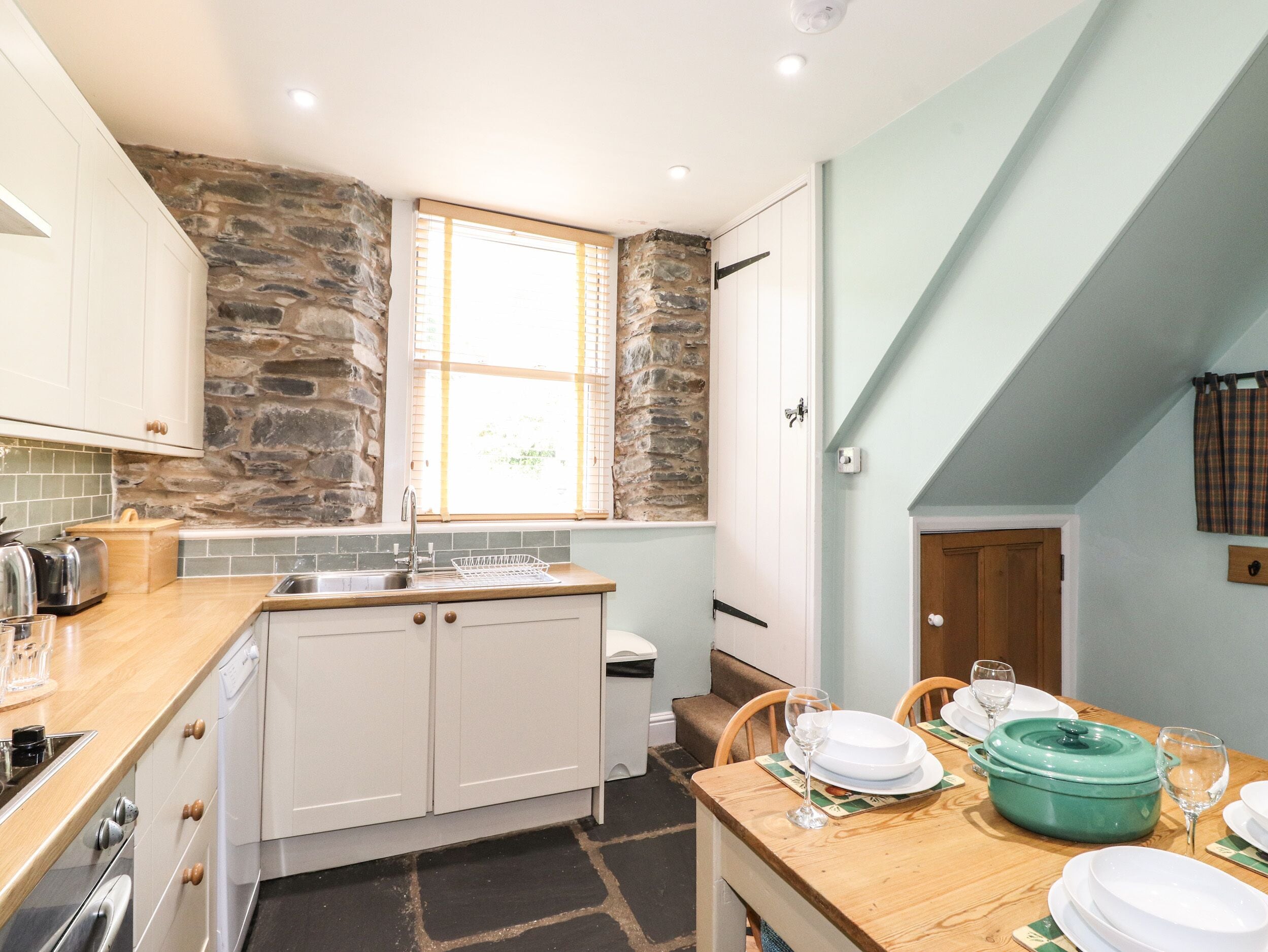 Cottage | Private kitchen | Fridge, dishwasher, electric kettle, toaster
