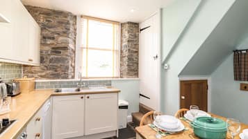 Cottage | Private kitchen | Fridge, dishwasher, electric kettle, toaster