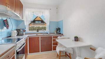 Kylskåp, spishäll och kaffe- och tebryggare