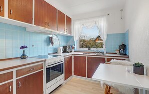 Refrigerador, parrilla de estufa y cafetera y tetera 