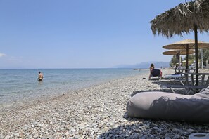 Ubicación cercana a la playa y toallas de playa