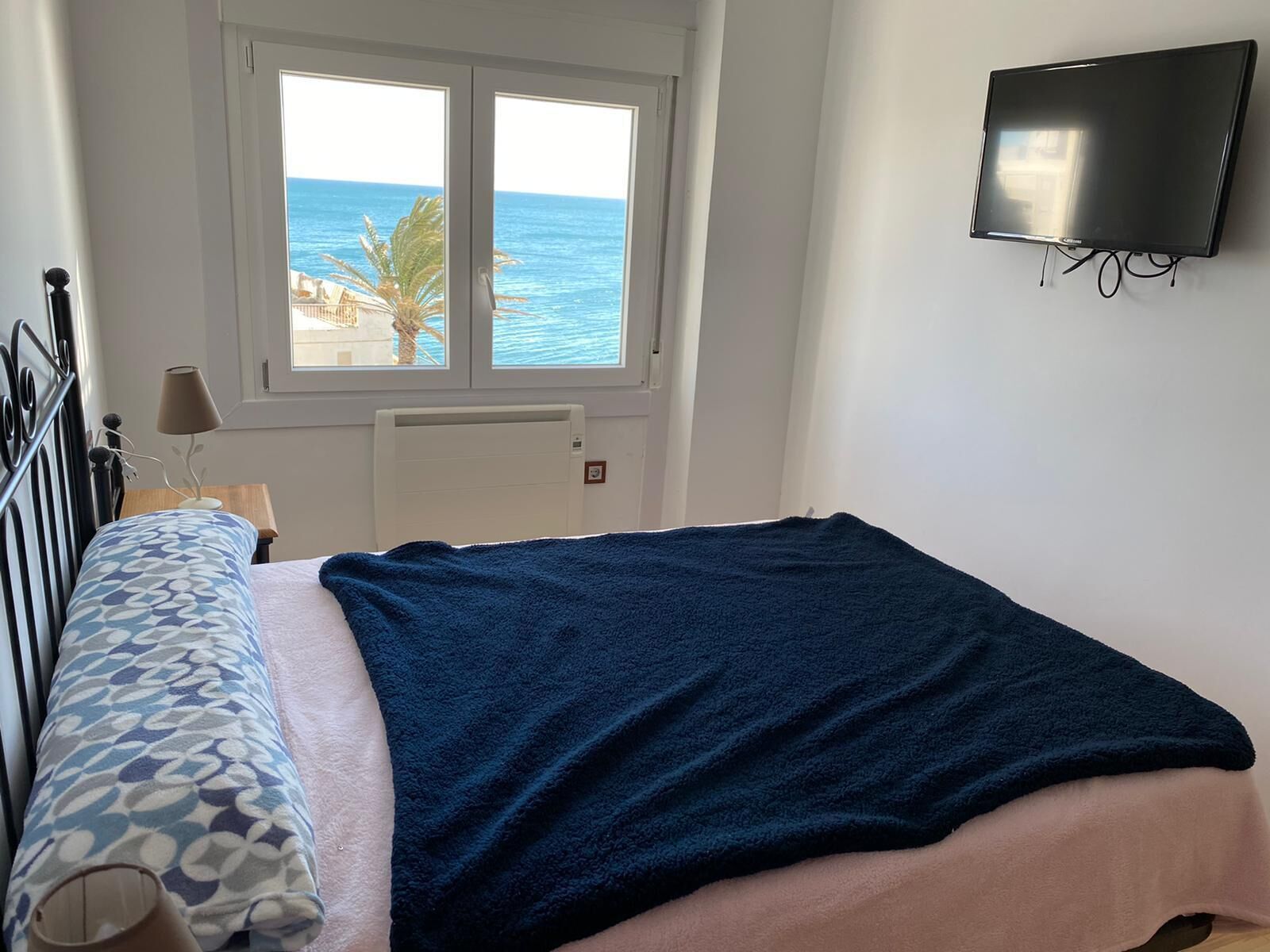 4 quartos, escrivaninha, roupa de cama