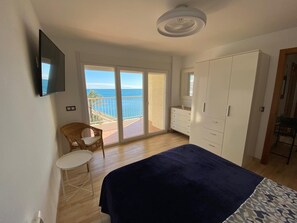 4 bedrooms, desk, bed sheets