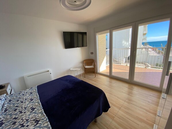 4 bedrooms, desk, bed sheets