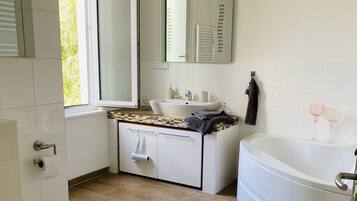 Dusche, Haartrockner, HandtĂŒcher, Seife