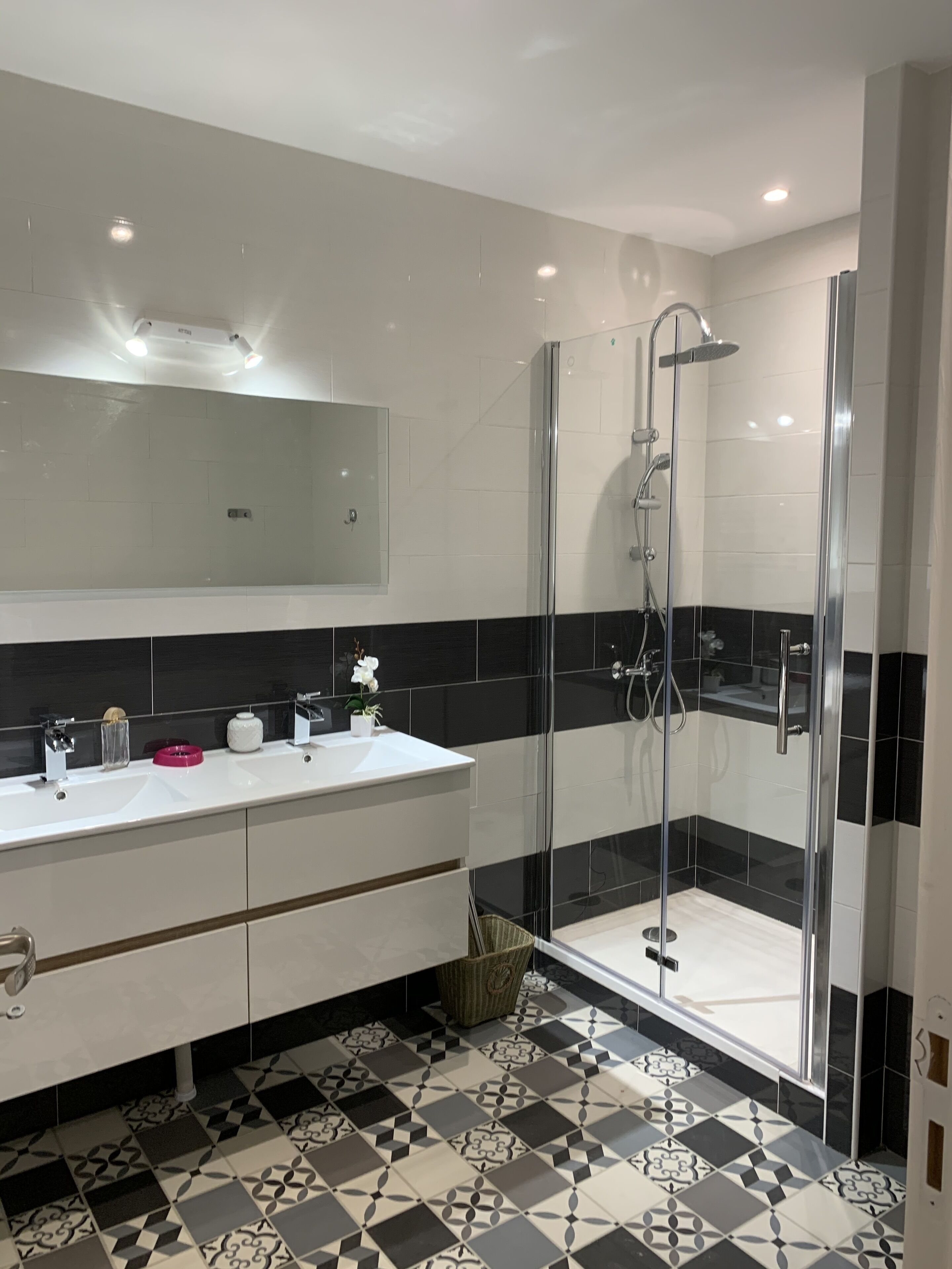 Douche, serviettes fournies, savon, papier de toilette