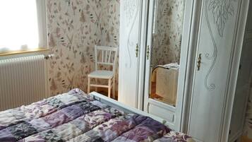 2 Schlafzimmer, Bügeleisen/Bügelbrett