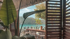 Eine Holz-Pergola mit Blick auf einen See und Hügel.