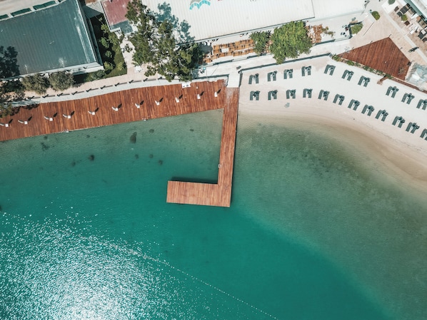 Privatstrand, Liegestühle, Sonnenschirme, Strandtücher
