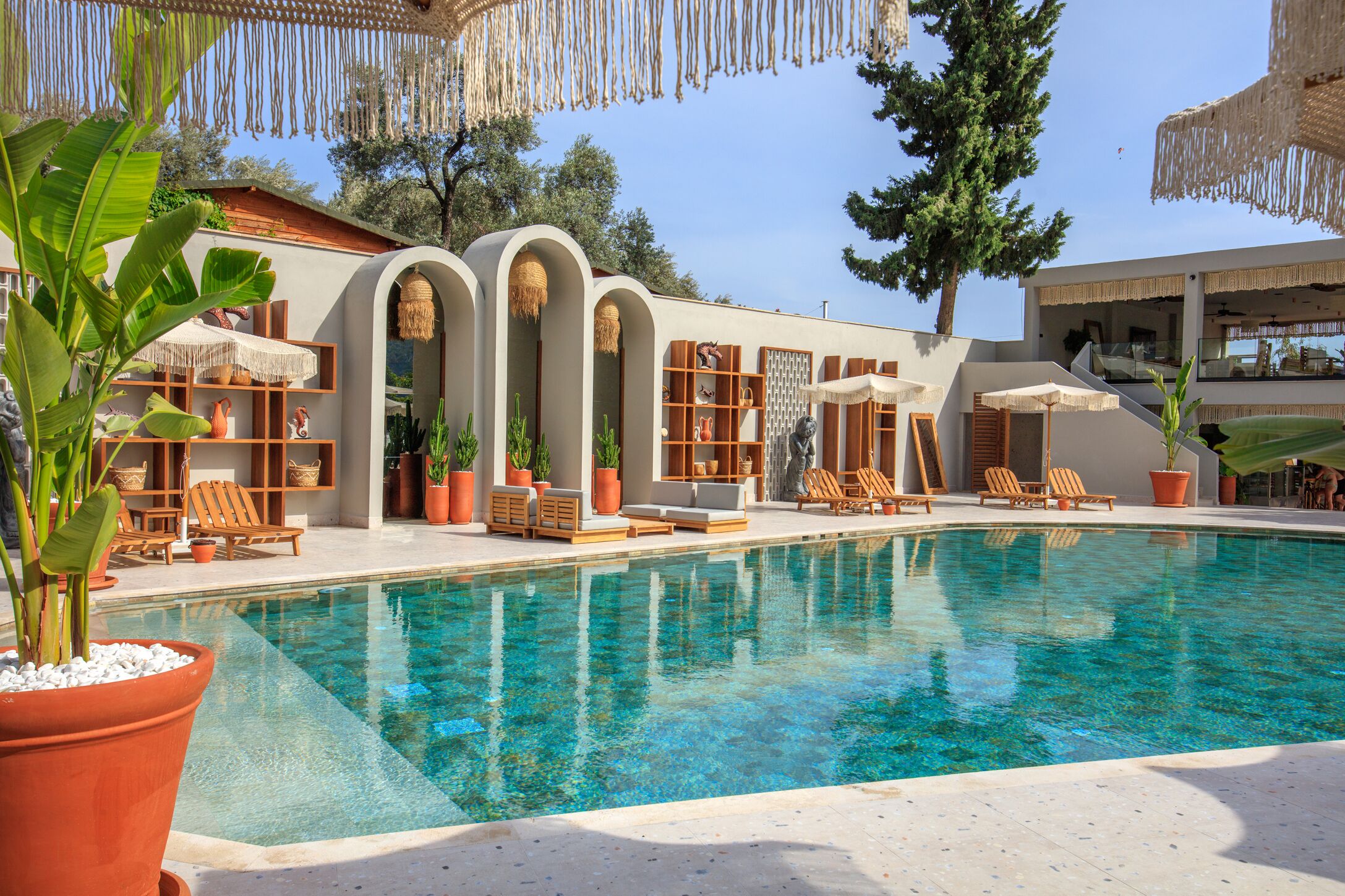 Een seizoensgebonden buitenzwembad, parasols voor strand/zwembad
