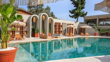 Een seizoensgebonden buitenzwembad, parasols voor strand/zwembad