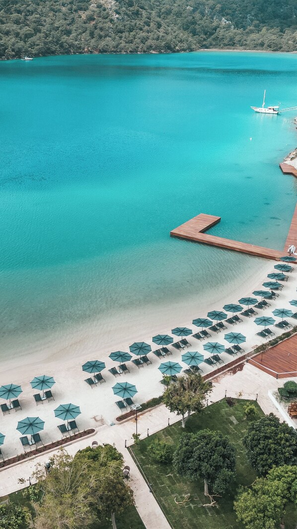 Playa privada, sillas reclinables de playa, sombrillas, toallas de playa