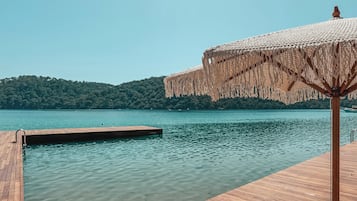 Plage privée, chaises longues, parasols, serviettes de plage