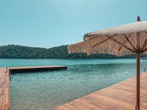 Playa privada, sillas reclinables de playa, sombrillas, toallas de playa