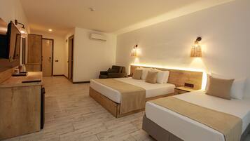 Superior driepersoonskamer, 1 slaapkamer | Luxe beddengoed, een minibar, een kluis op de kamer, gratis wifi