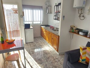 Køleskab, mikrobølgeovn, kaffe-/temaskine, brødrister