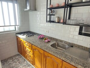 Køleskab, mikrobølgeovn, kaffe-/temaskine, brødrister