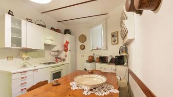 Refrigerador, placa de cocina, utensilios de cocina