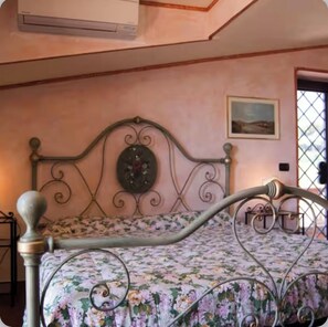 5 bedrooms, desk, iron/ironing board, travel crib