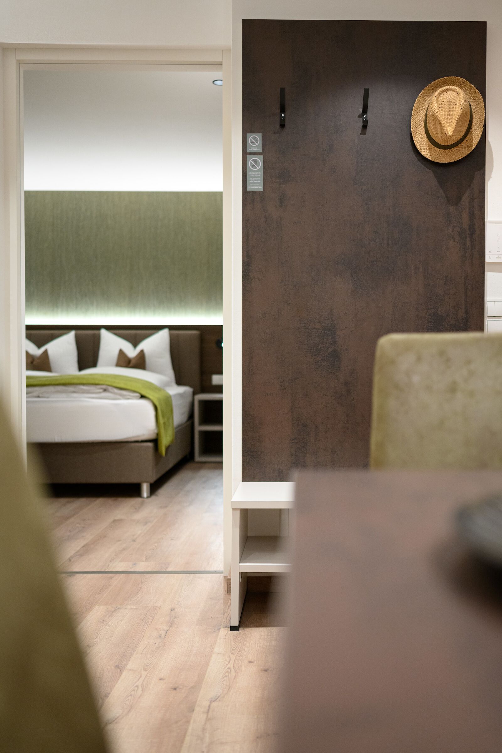 2 chambres, coffres-forts dans les chambres, lit parapluie