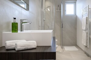 Dusche, Haartrockner, Bidet, Handtücher