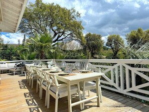 An outdoor dining area with white furniture and a view of trees and sky. - Case du Golf - Seignosse - Pool - Golf - Beach (Seignosse)