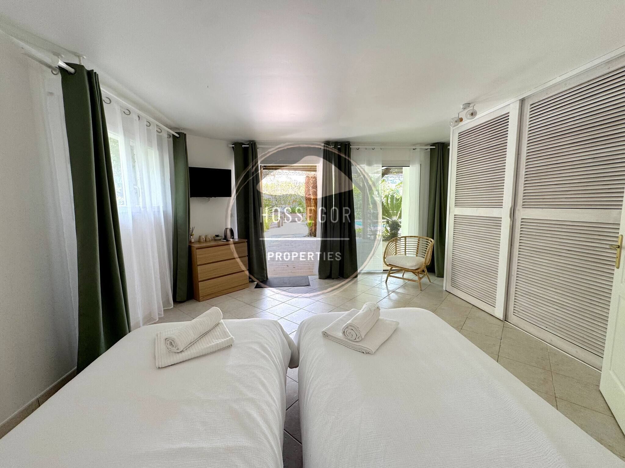 6 bedrooms, iron/ironing board, free WiFi, bed sheets