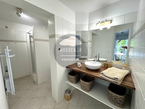 Combined shower/tub, hair dryer, towels