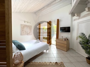 6 bedrooms, iron/ironing board, WiFi (free), bed sheets