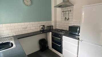 Cottage | Private kitchen | Fridge, microwave, oven, stovetop