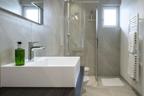 Dusche, Haartrockner, Bidet, Handtücher