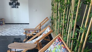 Luxe beddengoed, een minibar met enkele gratis items, een laptopwerkplek