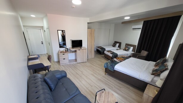 Elite kamer | Luxe beddengoed, een minibar met enkele gratis items, een laptopwerkplek